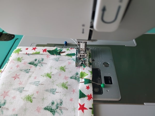 Sewing inner edge of fabric napkin