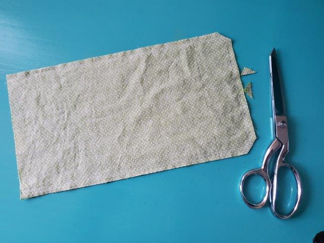 Clip the corners of the mesh cover with sewing scissors