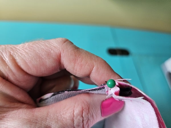 Pinch the zipper with teeth towards lining fabric