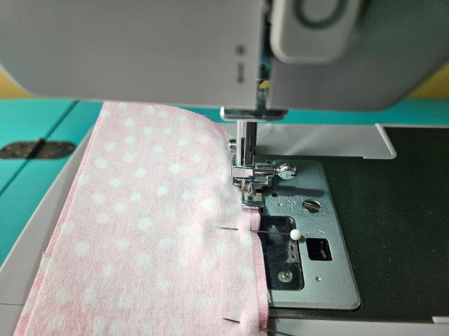Continue to sew the zipper for the mini pouch key chain