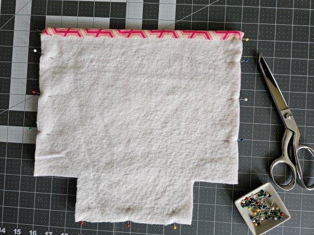 Cut squares of lining fabric pieces of the basket