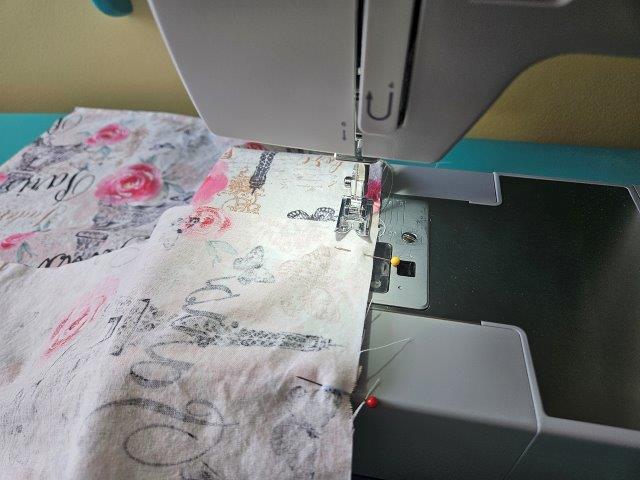 Sew the top of the side of the sewing machine cover