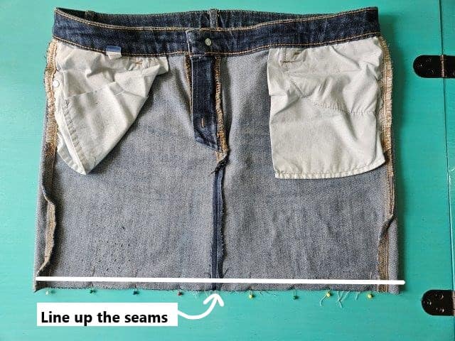 Sew the bottom edge of the denim jeans handbag