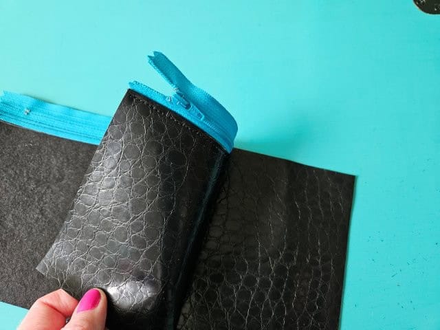 Place zipper on other pencil case vinyl piece