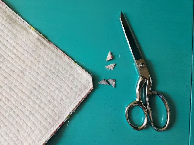 Clip the corners of the laptop sleeve