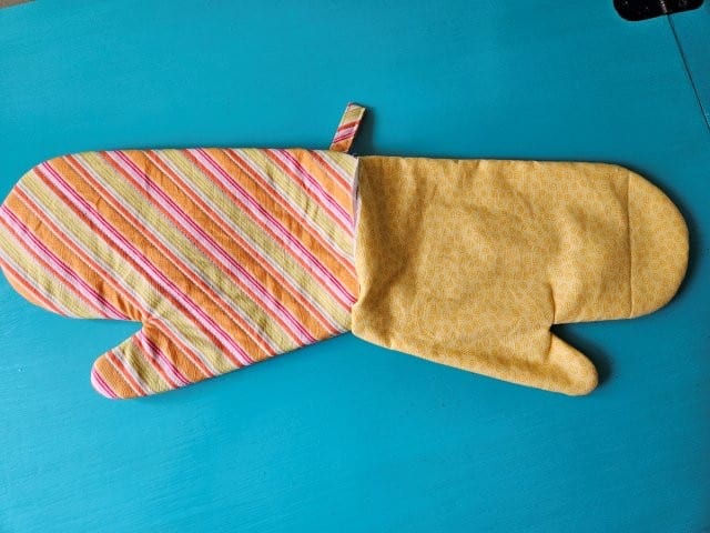 Turn the quilted oven mitt right side out