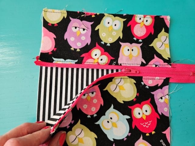 Picture showing the lining of the zipper pocket