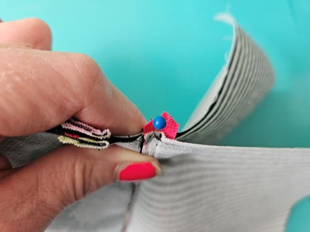 Pinch the zipper so the teeth are facing the lining fabric