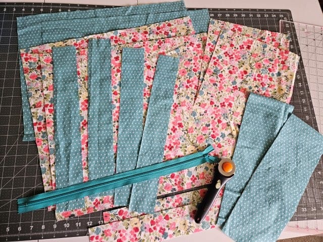 Tote bag with recessed zipper fabric pieces