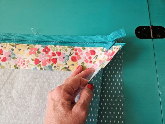 Place zipper on top of other lining fabric piece