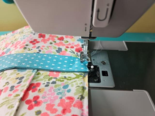 Baste the straps to the tote bag