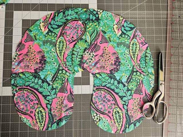 Cut the fabric along the template for the neck pillow