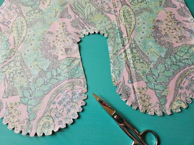 Cut little triangles around the curves