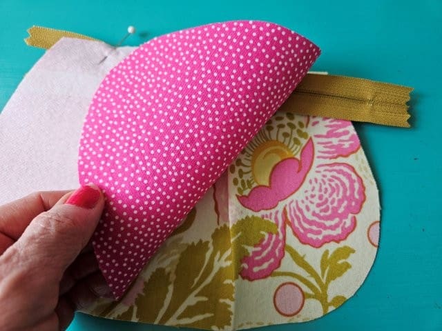 Place the lining on top of the zipper