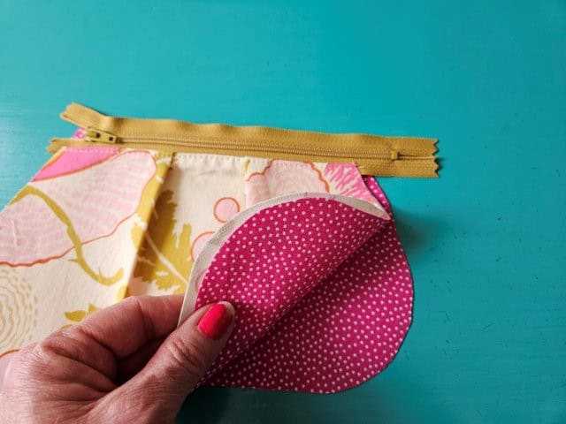 Place the zipper on top of the other lining piece