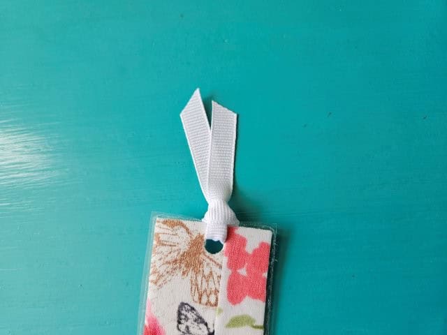 Cut the ends of the ribbon diagonally
