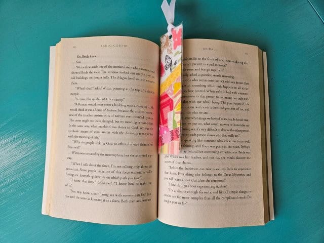 DIY easy bookmark using fabric scraps