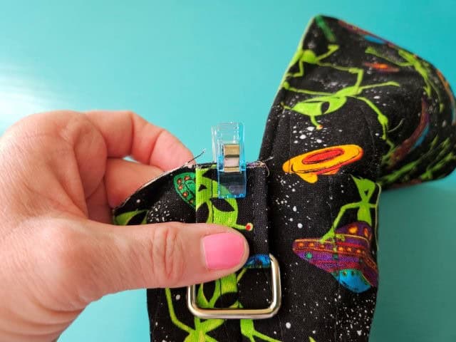 Placement of the short strap on the bag