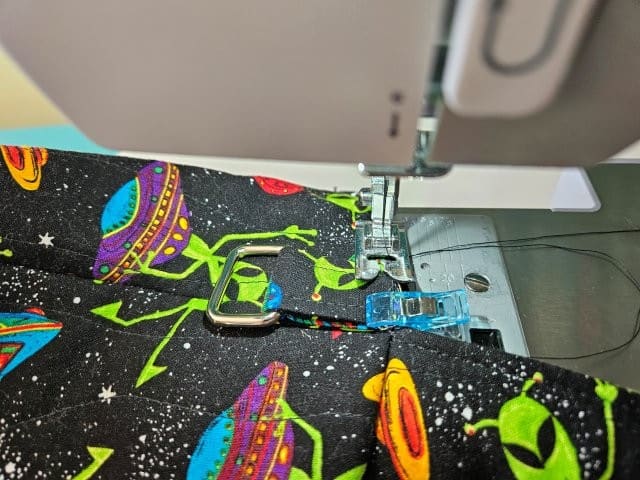 Baste the short straps to the messenger bag