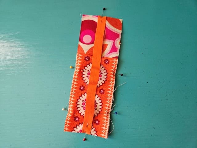 Placement of the elastic at the top center and bottom center of the bookmark pen pouch