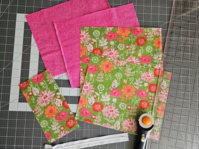 Quilted pouch with side strap fabric pieces