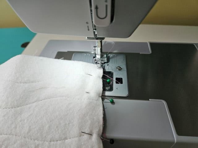 Sew the zipper repeating the same steps of opening and closing the zipper