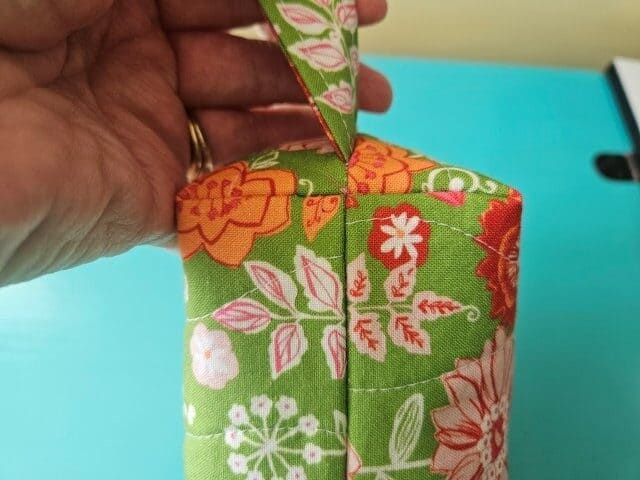 Quilted zipper pouch with side strap sewing pattern