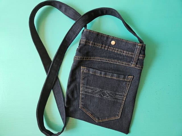 How to sew a simple crossbody bag out of jeans