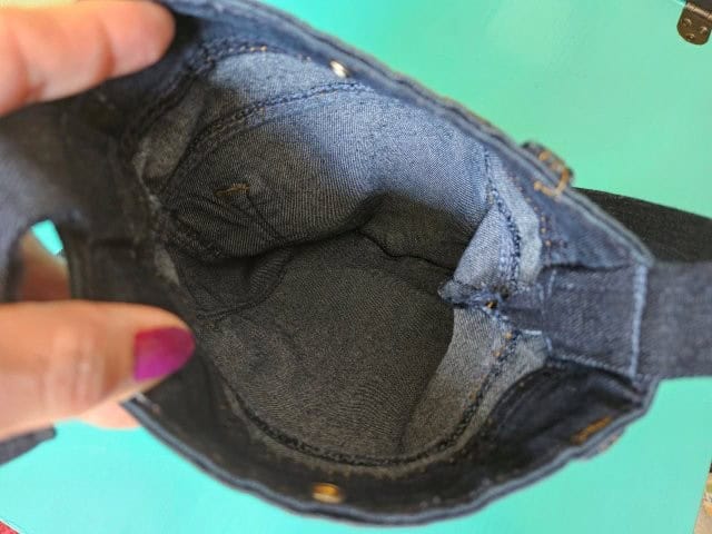 DIY crossbody bag out of jeans sewing project