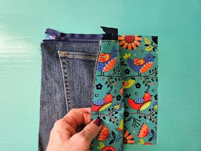 Place the zipper on top of the other lining piece