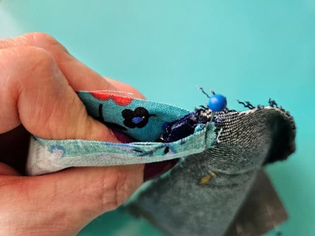 Pinch the zipper so teeth face the lining