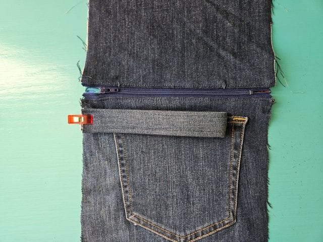 Baste the wristlet strap